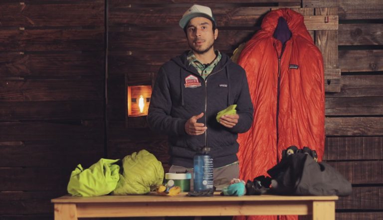Instructor de montaña mostrando equipo para actividades al aire libre