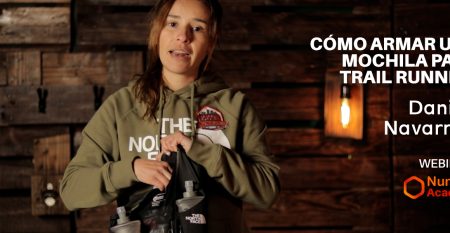 Trail Runner mujer armando mochila de Trail Running